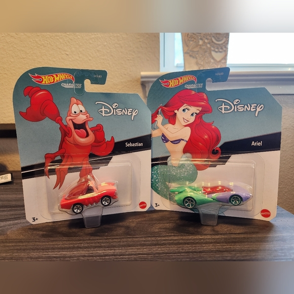 Ariel and Sebastian Hot Wheels set - Picture 3 of 8